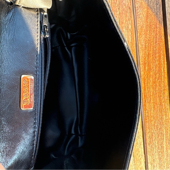 Bally Italian Leather | RARE Vintage Quilted Black Leather Bag | Unique Clasp - Picture 7 of 9